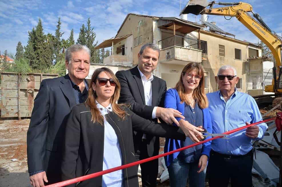 נגר כדורי, אלי אלעזרא, מנכלית אפרידר שרון אלעזרא, ראשת עיריית יהוד יעלה מקליס, סגן ראש העיר אלי גרינמן // צילום: גבי מימון