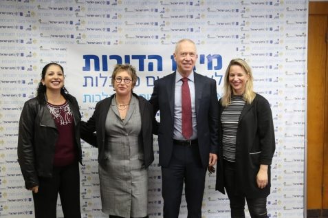 השר גלנט עם השותפות לפיילוט החדש // צילום יוסי זמיר