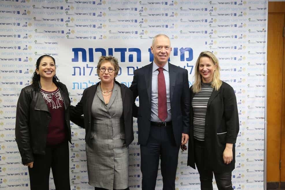 השר גלנט עם השותפות לפיילוט החדש // צילום יוסי זמיר