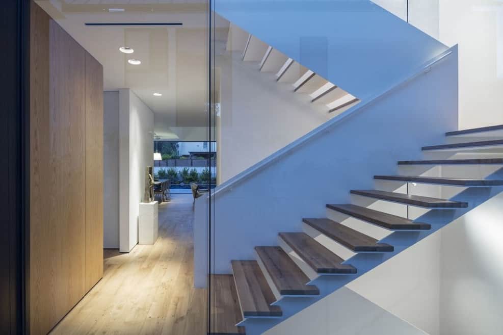 גרם מדרגות עשוי ברזל לבן עם מדרכי עץ // צילום: עמית גירון