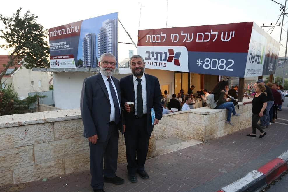 ראש העיר בית שמש משה אבוטבול ויור ובעלים קבוצת נתי בפיתוח נדלן שמחה גרידינגר // צילום יעקב לדרמן