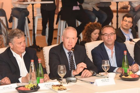 רוני בריק יואב גלנט וחיים אביטן // צילום: כפיר סיון