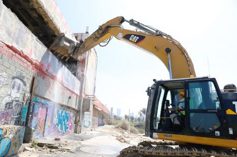 הריסת מבנה הדולפינריום בתל אביב // צילום: גיא יחיאלי