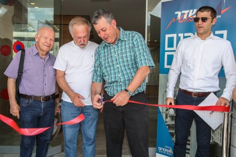 גזירת הסרט מימין לשמאל עומר גוגנהיים, מנהל אשדר בוטיק , ישראל גל, ראש עירית ק אונו, שוקי רוזן ויהודה קורצברד נציגי הדיירים // יחצ