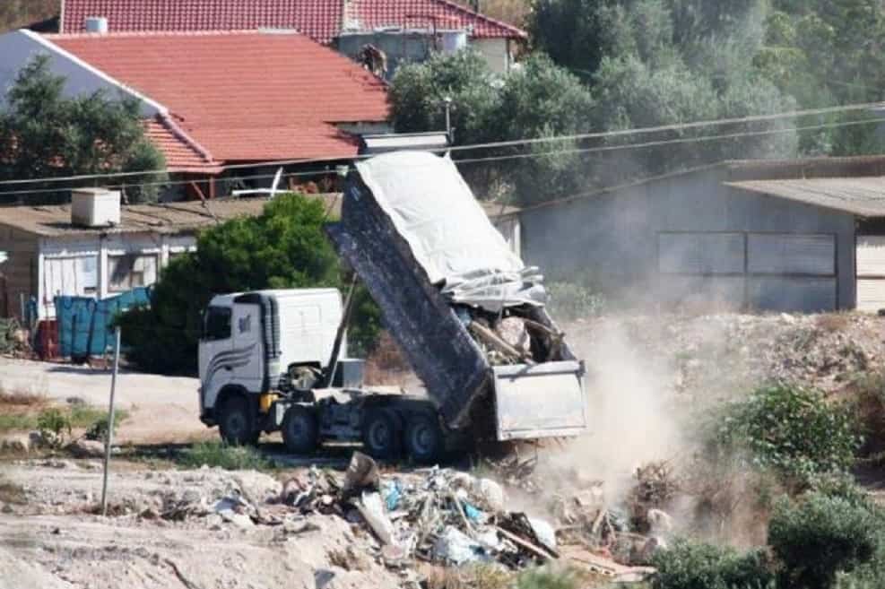 השלכת פסולת בניין בשטח ציבורי. צילום: ארז הררי, המשטרה הירוקה של המשרד להגנת הסביבה