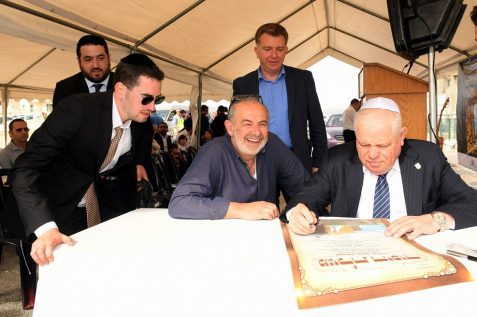 ראש עיריית נצרת עילית פלוט וממלא מקומו גדלקין עם אנשי מש' השיכון ונציגי היזם במעמד הנחת אבן הפינה למרכז המסחרי החדש