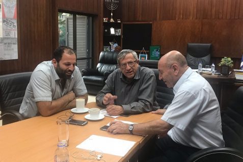 מימין לשמאל – משה בודאגה – מנכל עיריית רמת-גן, ראש עיריית רמת-גן וצחי דוד - מנהל מחוז תל-אביב ברשות מקרקעי ישראל // באדיבות עיריית רמת גן
