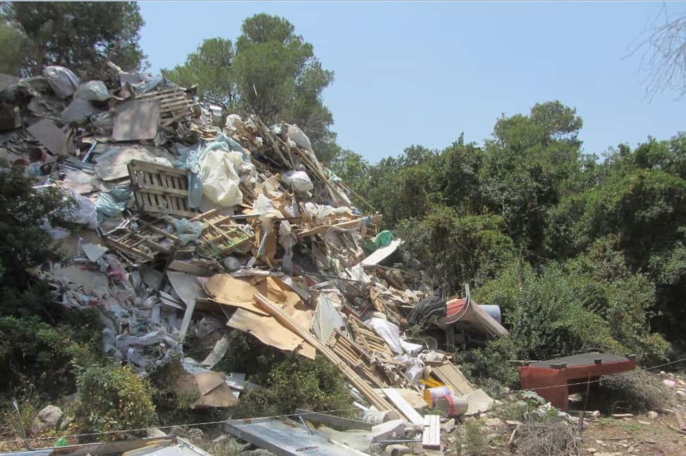 השלכה פיראטית של פסולת בניין // צילום: המשטרה הירוקה, המשרד להגנת הסביבה