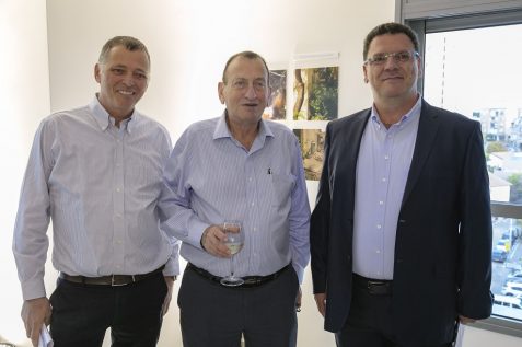 אלי גינזברג מנכ"ל עזרה ובצרון, רון חולדאי ראש עיריית תל אביב, רמזי דלה מנהל חטיבת התחדשות עירונית בקבוצת משה חדיף // צילום: דורון סהר