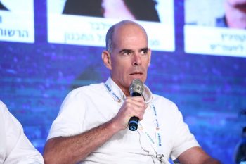 המשנה ליועץ המשפטי לממשלה ארז קמיניץ בכנס מגדילים // צילום דרור סיתהכל