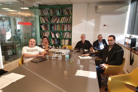 בתמונה מימין לשמאל: אריק גלעד משנה למנכ"ל נתיב פיתוח, עו"ד מאיר דויטש מטעם נתיב פיתוח, האדריכל עדן בר, דורית רבינר ואייל צפניה מטעם חברת נמצא
