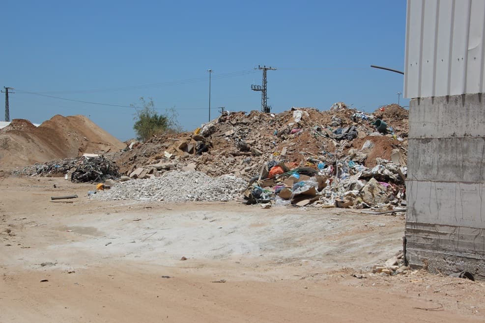 פעילות השלכת פסולת לא חוקית בשטח מועצה אזורית דרום השרון // צילום: המשרד להגנת הסביבה