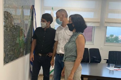 ראש המועצה האזורית דרום השרון אושרת גני-גונן, ראש העיר כפר סבא רפי סער וראש העיר הוד השרון אמיר כוכבי // צילום: עיריית הוד השרון