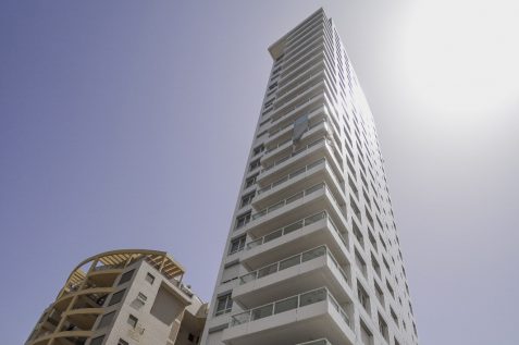 המגדל בנתניה // צילום חיים שאואט