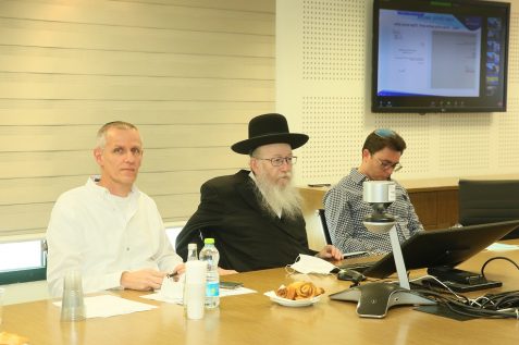 מימין לשמאל - מנכ"ל משרד השיכון יאיר פינס, שר הבינוי והשיכון יעקב ליצמן, מנהל רמ"י ינקי קוינט // צילום: מירי שמעונוביץ