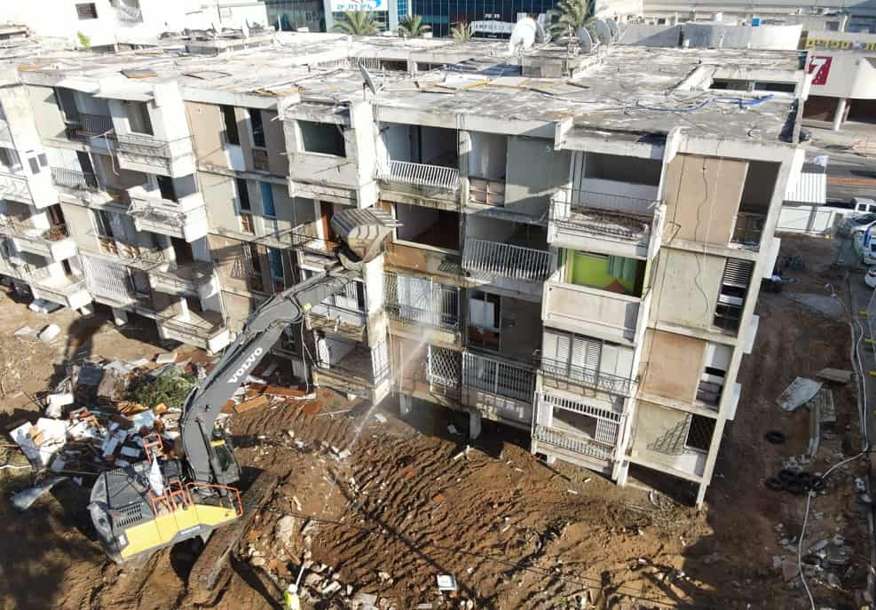 הריסה במסגרת פרויקט רובע איילון של מצלאוי ונצבא בבת ים // ערן גמליאל