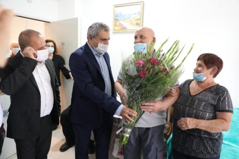 משמאל ראש עיריית אשקלון תומר גלאם, השר זאב אלקין ודיירים חדשים // יצחק הררי
