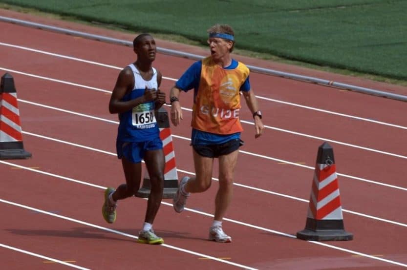 עופר בן דור מלווה רץ עיוור בריצת המרתון באולימפיאדה // צילום: רז לבנת