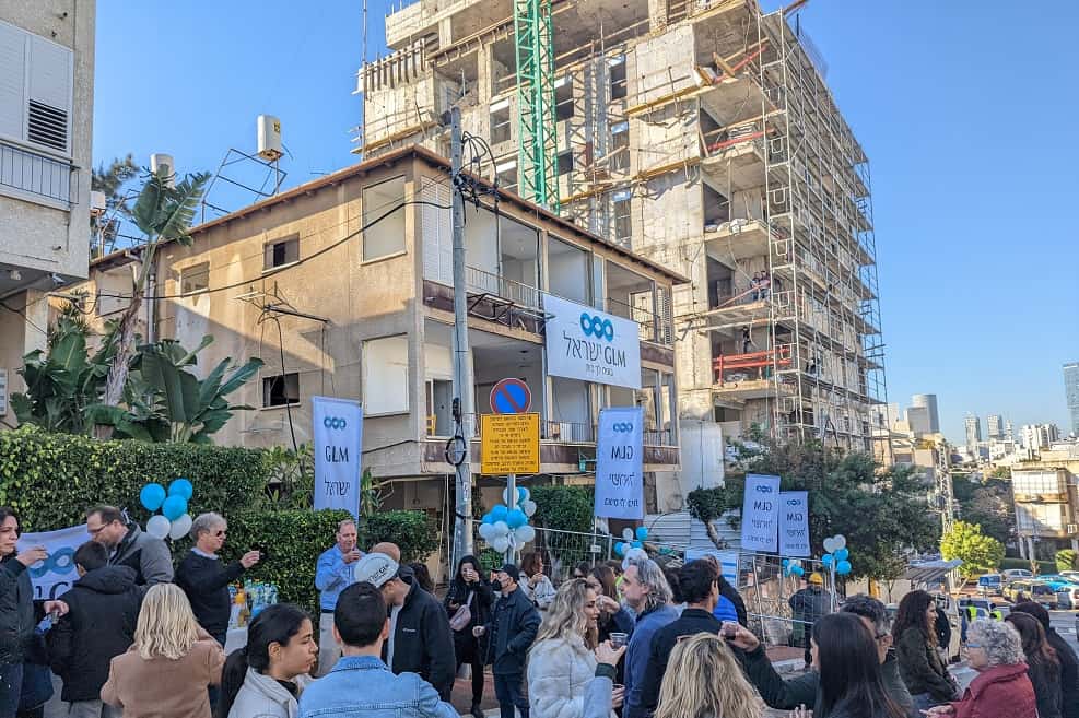 המבנה ברחוב הרב חבה לפני ההריסה, ומשמאל לו פרויקט החשמונאים 35 המצוי בשלבי סיום // צילום: GLM ישראל