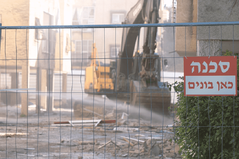 הריסה בהוד השרון // צילום: מגדילים