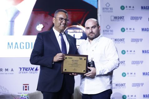 ראש עיריית ירושלים משה ליאון עם בן מסינג מייסד ובעלים של אתר מגדילים // צילום: דרור סיתהכל