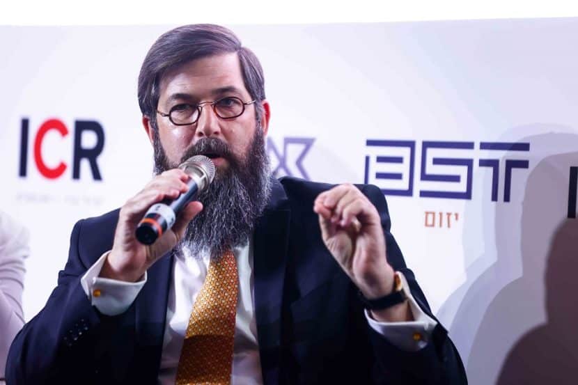 עו"ד בני זלמנוביץ בכנס "מגדילים" // צילום: דרור סיתהכל