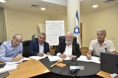 חתימה על הסכם הגג