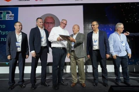 יגאל גוברין מעניק פרס מפעל חיים לרונן גינזבורג // צילום: מקסים דינשטיין
