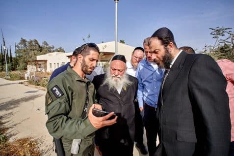 מתוך ביקורו של שר הבינוי והשיכון הרב יצחק גולדקנופף ביישובי עוטף עזה // צילום: דוברות שר הבינוי והשיכון