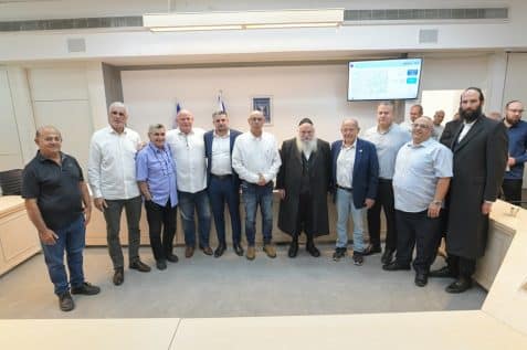 מתוך מפגש הסכמי מסגרת להתחדשות עירונית // צילום: ברונו שרביט, לע"מ