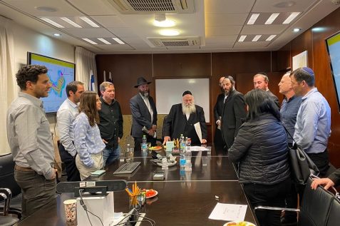 פגישה עם ראש המועצה המקומית // צילום: משרד הבינוי והשיכון