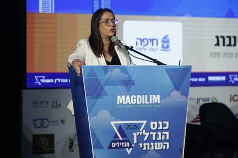 שרית גולן שטיינברג בכנס הנדל"ן השנתי של אתר מגדילים // צילום: דרור סיתהכל