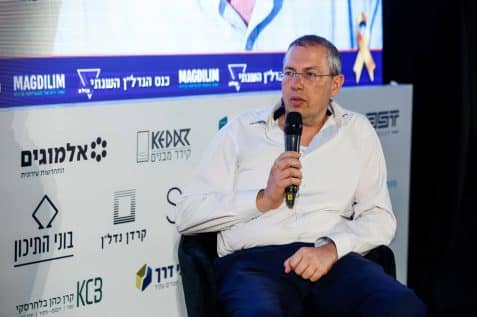שי אהרונוביץ' בכנס הנדל"ן השנתי של אתר מגדילים // צילום: דרור סיתהכל