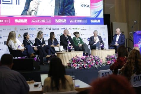 פאנל " יותר גבוה יותר צפוף" בכנס הבמה המרכזית של מגדילים // צילום: דרור סיתהכל