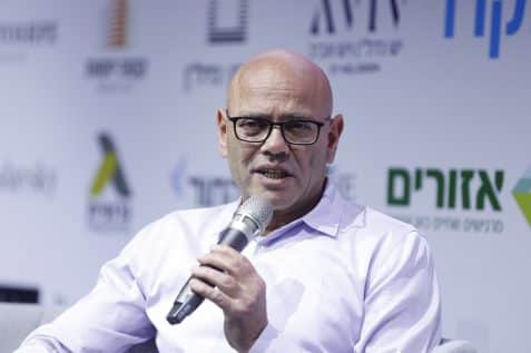 רפי אלמליח בכנס הבמה המרכזית מגדילים // צילום: דרור סיתהכל