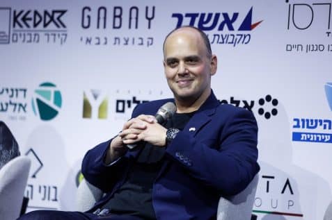 צביקה ברוט בכנס הבמה המרכזית // צילום: דרור סיתהכל