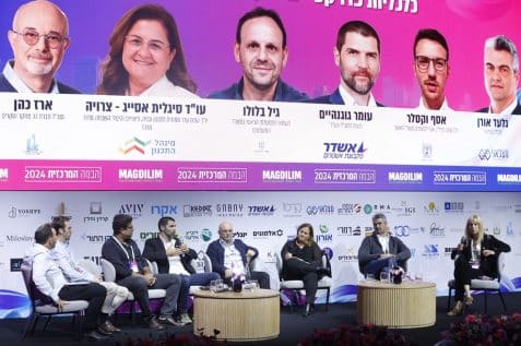 פאנל "כלכליות פרויקט" בכנס הבמה המרכזית // צילום: דרור סיתהכל