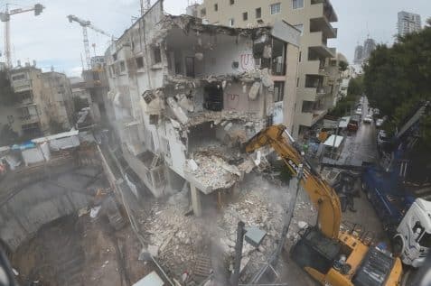 הריסת בניין ברחוב בצלאל 7 בתל אביב // צילום: גל פליבה