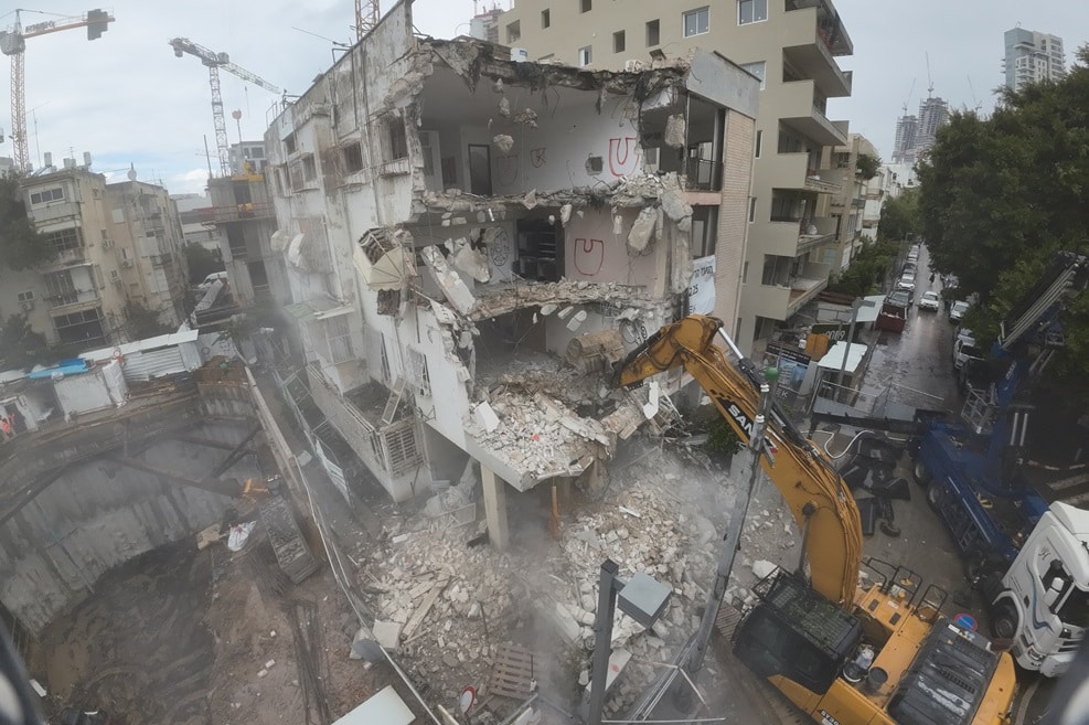 הריסת בניין ברחוב בצלאל 7 בתל אביב // צילום: גל פליבה