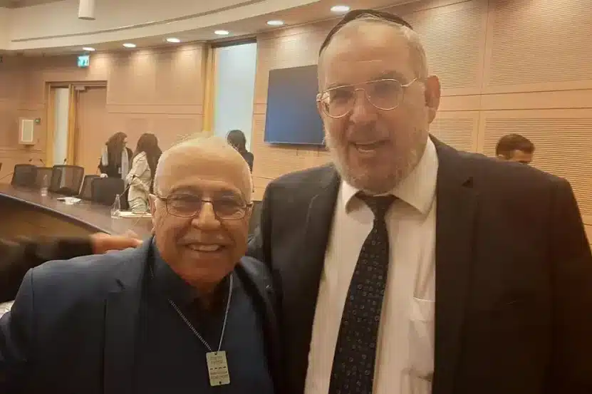 ראש המועצה רפיק חלבי (משמאל) וח"כ יעקב אשר (מימן) ביום קבלת תוקף לתכנית הכוללנית של היישוב  // צילום: דוברות ועדת הפנים