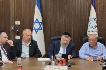 חתימת שר העבודה יואב בן צור // צילום: דוברות שר העבודה