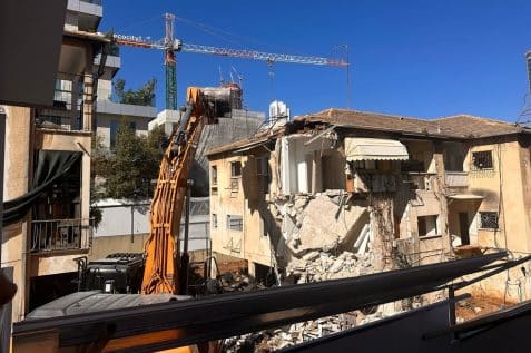 הריסת בניינים ישנים בשכונת בורוכוב בגבעתיים // צילום: רם-מוגרבי-ארדיטי