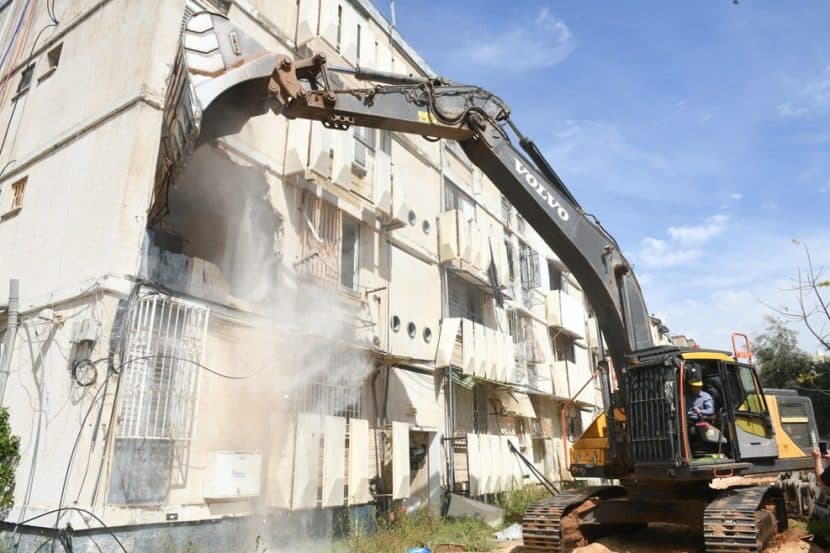 הריסה בניין הרכבת הראשון במתחם ש"י עגנון בראשון לציון // באדיבות עיריית ראשון לציון