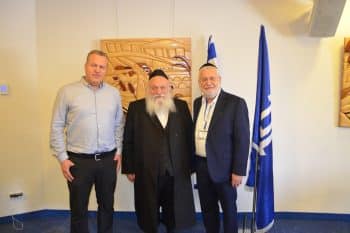 מימין לשמאל: אלי פלאי, שר הבינוי והשיכון יצחק גולדקנופף ואלעזר במברגר ראש הרשות הממשלתית להתחדשות עירונית // צילום: שי קוצר