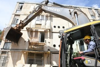 הריסה בניין הרכבת הראשון במתחם ש"י עגנון בראשון לציון // באדיבות עיריית ראשון לציון