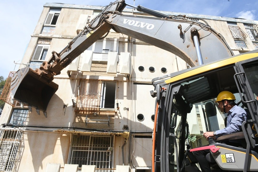 הריסה בניין הרכבת הראשון במתחם ש"י עגנון בראשון לציון // באדיבות עיריית ראשון לציון