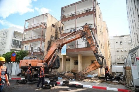 מתוך אירוע ההריסה בפישמן מימון 16 תל אביב // צילום: דיויד לוין