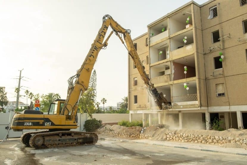תמונה מאירוע ההריסה בגבעת שמואל // צילום: ולדימיר ביחובסקי