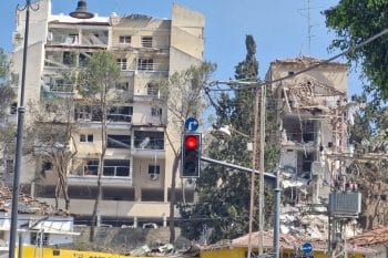 פגיעה בבניין בעיר רחובות // צילום: "מגדילים"