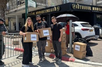 חברת אאורה מחלקת חבילות סיוע // צילום: אאורה